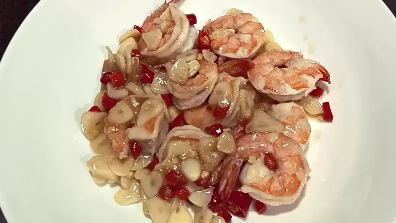 Cucina Thai Autentica: Gamberi, Morning Glory e Wok Hei —... - Foto 1