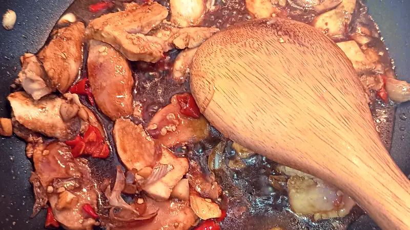Pad Kra Pao: la ricetta autentica del pollo al basilico s... - Foto 3